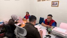 Tim Jaksa Penuntut Umum Kejaksaan Negeri Ogan Komering Ilir saat melaksanakan proses Tahap II penyerahan tersangka dan barang bukti dalam perkara dugaan korupsi pembiayaan Kredit Usaha Rakyat (KUR) Bank BSI yang merugikan negara hingga Rp9,5 miliar, Senin (4/5/2026)