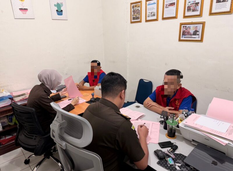 Tim Jaksa Penuntut Umum Kejaksaan Negeri Ogan Komering Ilir saat melaksanakan proses Tahap II penyerahan tersangka dan barang bukti dalam perkara dugaan korupsi pembiayaan Kredit Usaha Rakyat (KUR) Bank BSI yang merugikan negara hingga Rp9,5 miliar, Senin (4/5/2026)