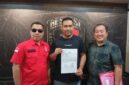 Korban (Tengah) bersama dua pengacaranya
