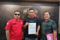 Korban (Tengah) bersama dua pengacaranya