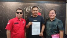 Korban (Tengah) bersama dua pengacaranya