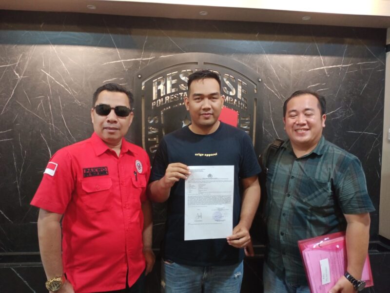 Korban (Tengah) bersama dua pengacaranya