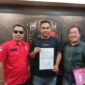 Korban (Tengah) bersama dua pengacaranya