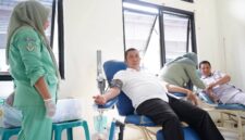 Walikota pagar alam berpartisipasi donorkan darah dalam kegiatan berobat gratis peringatan hari buruh