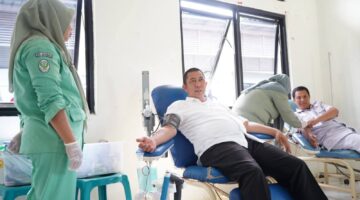 Walikota pagar alam berpartisipasi donorkan darah dalam kegiatan berobat gratis peringatan hari buruh