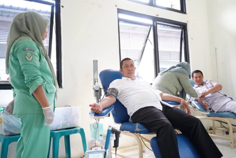 Walikota pagar alam berpartisipasi donorkan darah dalam kegiatan berobat gratis peringatan hari buruh