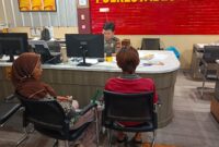 M Ranggah didampingi sang ibu saat melaporkan penuduhan dan pemukulan terhadapnya di Polrestabes Palembang 