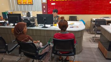 M Ranggah didampingi sang ibu saat melaporkan penuduhan dan pemukulan terhadapnya di Polrestabes Palembang 