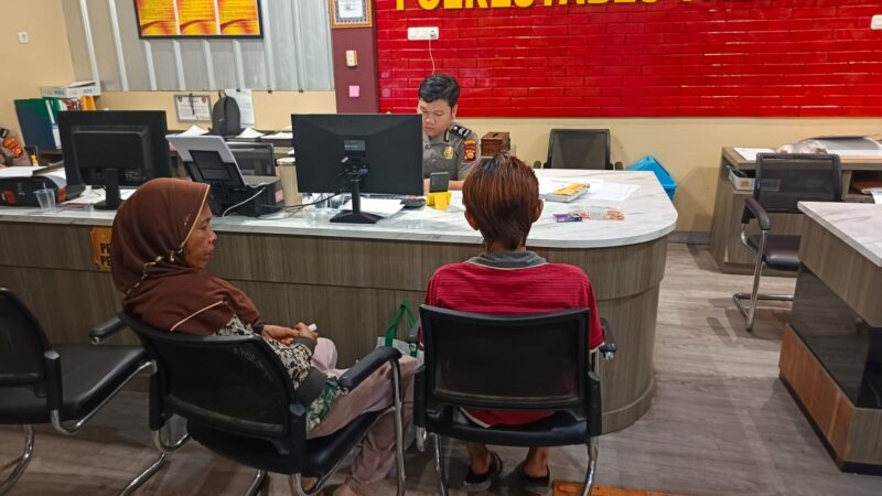 M Ranggah didampingi sang ibu saat melaporkan penuduhan dan pemukulan terhadapnya di Polrestabes Palembang 