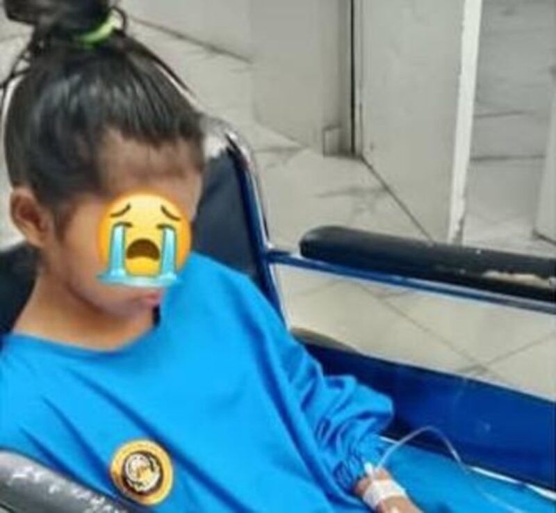 Korban PS (12) saat menjalani perawatan intensif di RS. Foto: tangkapan layar Instagram @palembangkulukilir.