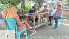Personel Polsek Buay Madang Timur melaksanakan giat sambang dan himbauan Kamtibmas di Desa Raman Agung, OKU Timur. 