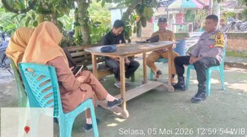 Personel Polsek Buay Madang Timur melaksanakan giat sambang dan himbauan Kamtibmas di Desa Raman Agung, OKU Timur. 