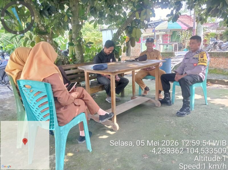 Personel Polsek Buay Madang Timur melaksanakan giat sambang dan himbauan Kamtibmas di Desa Raman Agung, OKU Timur. 