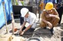 Bupati OKU Timur, Lanosin, melakukan peletakan batu pertama sebagai tanda dimulainya program GEBRAK RATILAHU di Desa Peracak, Kecamatan Bunga Mayang. 