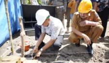 Bupati OKU Timur, Lanosin, melakukan peletakan batu pertama sebagai tanda dimulainya program GEBRAK RATILAHU di Desa Peracak, Kecamatan Bunga Mayang. 