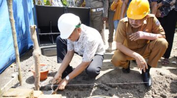 Bupati OKU Timur, Lanosin, melakukan peletakan batu pertama sebagai tanda dimulainya program GEBRAK RATILAHU di Desa Peracak, Kecamatan Bunga Mayang. 
