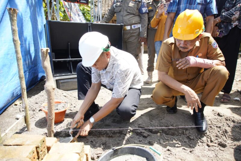 Bupati OKU Timur, Lanosin, melakukan peletakan batu pertama sebagai tanda dimulainya program GEBRAK RATILAHU di Desa Peracak, Kecamatan Bunga Mayang. 