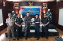 Foto Danlanal palembang menyerahkan barang bukti ke  dinas DKP