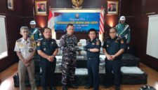 Foto Danlanal palembang menyerahkan barang bukti ke  dinas DKP