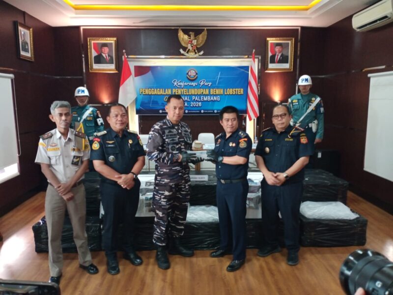 Foto Danlanal palembang menyerahkan barang bukti ke  dinas DKP