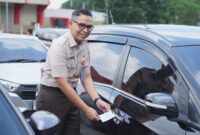 Kepala Bapenda Achmad Rizwan saat melakukan Pemasangan Hang Tag atau tanda peringatan bagi WP yang belum bayar pajak, cara ini berfungsi mengingatkan Wajib Pajak untuk membayarkan pajak Kendaraannya. 