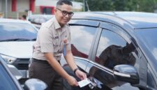 Kepala Bapenda Achmad Rizwan saat melakukan Pemasangan Hang Tag atau tanda peringatan bagi WP yang belum bayar pajak, cara ini berfungsi mengingatkan Wajib Pajak untuk membayarkan pajak Kendaraannya. 