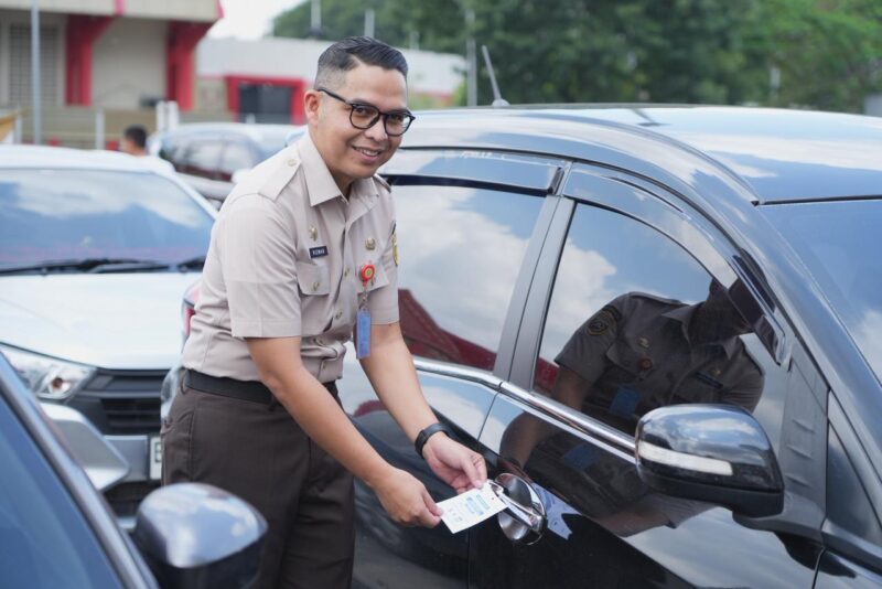 Kepala Bapenda Achmad Rizwan saat melakukan Pemasangan Hang Tag atau tanda peringatan bagi WP yang belum bayar pajak, cara ini berfungsi mengingatkan Wajib Pajak untuk membayarkan pajak Kendaraannya. 