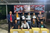 Kapolsek Buay Madang Timur Iptu Swisspo, dan Kanit Samapta Ipda Alim Susilo, berfoto bersama para juara Grand Final Turnamen Gaple Kapolres OKU Timur Cup 2026 di Mapolsek Buay Madang Timur. 