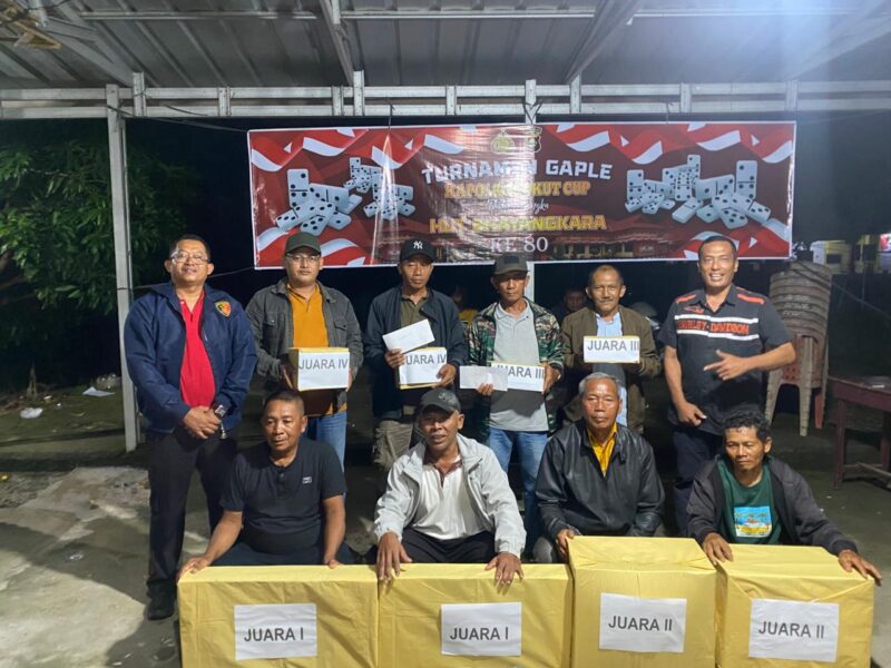 Kapolsek Buay Madang Timur Iptu Swisspo, dan Kanit Samapta Ipda Alim Susilo, berfoto bersama para juara Grand Final Turnamen Gaple Kapolres OKU Timur Cup 2026 di Mapolsek Buay Madang Timur. 