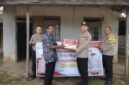 Personel Polsek BMT menyalurkan bantuan sosial berupa sembako untuk warga lansia dan kurang mampu. 