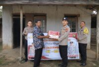 Personel Polsek BMT menyalurkan bantuan sosial berupa sembako untuk warga lansia dan kurang mampu. 