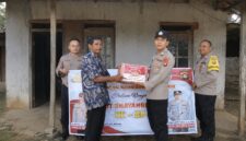 Personel Polsek BMT menyalurkan bantuan sosial berupa sembako untuk warga lansia dan kurang mampu. 