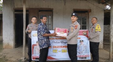 Personel Polsek BMT menyalurkan bantuan sosial berupa sembako untuk warga lansia dan kurang mampu. 