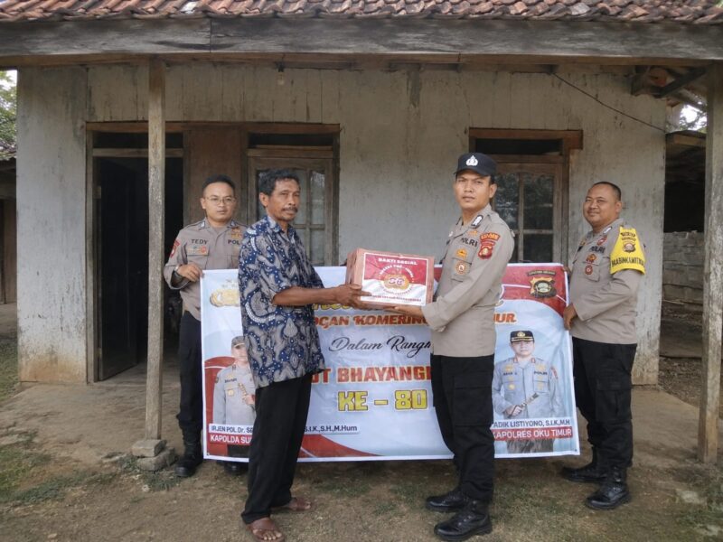 Personel Polsek BMT menyalurkan bantuan sosial berupa sembako untuk warga lansia dan kurang mampu. 