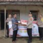 Personel Polsek BMT menyalurkan bantuan sosial berupa sembako untuk warga lansia dan kurang mampu. 