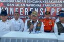 Menteri Koordinator Bidang Politik dan Keamanan (Menko Polkam) Djamari Chaniago saat konferensi pers usai apel siaga karhutla di Griya Agung Palembang, Rabu (6/5/2026). Foto: Tia