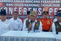Menteri Koordinator Bidang Politik dan Keamanan (Menko Polkam) Djamari Chaniago saat konferensi pers usai apel siaga karhutla di Griya Agung Palembang, Rabu (6/5/2026). Foto: Tia