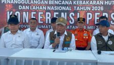 Menteri Koordinator Bidang Politik dan Keamanan (Menko Polkam) Djamari Chaniago saat konferensi pers usai apel siaga karhutla di Griya Agung Palembang, Rabu (6/5/2026). Foto: Tia