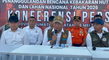 Menteri Koordinator Bidang Politik dan Keamanan (Menko Polkam) Djamari Chaniago saat konferensi pers usai apel siaga karhutla di Griya Agung Palembang, Rabu (6/5/2026). Foto: Tia