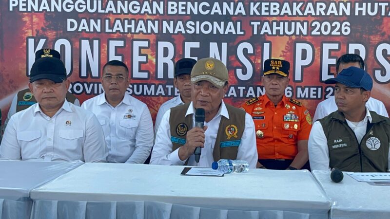Menteri Koordinator Bidang Politik dan Keamanan (Menko Polkam) Djamari Chaniago saat konferensi pers usai apel siaga karhutla di Griya Agung Palembang, Rabu (6/5/2026). Foto: Tia
