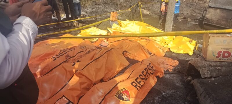 Petugas saat mengevakuasi jasad korban di lokasi kejadian. Foto: BPBD Muratara.