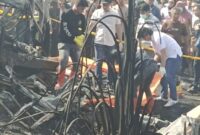 Petugas saat menjenguk para korban di RS Siti Aisyah Lubuklinggau. Foto: Dokumen Polres Muratara.
