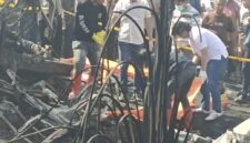 Petugas saat menjenguk para korban di RS Siti Aisyah Lubuklinggau. Foto: Dokumen Polres Muratara.