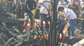 Petugas saat menjenguk para korban di RS Siti Aisyah Lubuklinggau. Foto: Dokumen Polres Muratara.