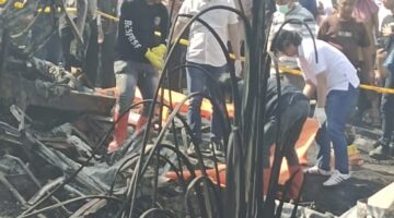 Petugas saat menjenguk para korban di RS Siti Aisyah Lubuklinggau. Foto: Dokumen Polres Muratara.