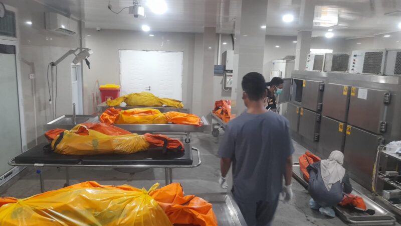 Seluruh jasad korban saat dievakuasi ke RS Bhayangkara Moh Hasan Palembang.