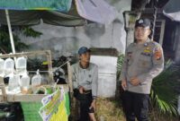 Brigadir Tedy Heryadi, personel Polsek Buay Madang Timur, berdialog dengan seorang pedagang ikan hias saat melaksanakan giat sambang di Desa Sumber Asri, OKU Timur. 