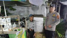 Brigadir Tedy Heryadi, personel Polsek Buay Madang Timur, berdialog dengan seorang pedagang ikan hias saat melaksanakan giat sambang di Desa Sumber Asri, OKU Timur. 