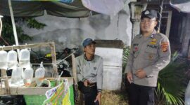 Brigadir Tedy Heryadi, personel Polsek Buay Madang Timur, berdialog dengan seorang pedagang ikan hias saat melaksanakan giat sambang di Desa Sumber Asri, OKU Timur. 