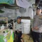 Brigadir Tedy Heryadi, personel Polsek Buay Madang Timur, berdialog dengan seorang pedagang ikan hias saat melaksanakan giat sambang di Desa Sumber Asri, OKU Timur. 